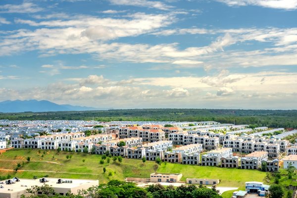 Noir, blanc, métal : Quelle couleur pour votre lampe de bureau?